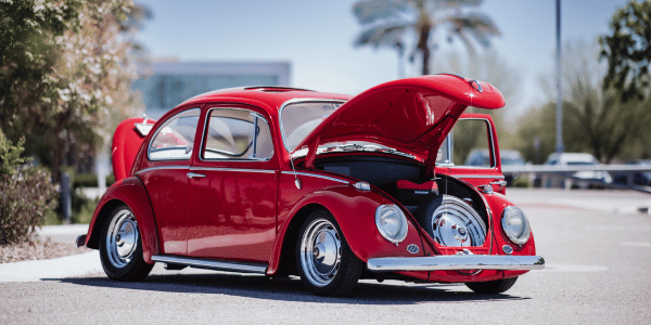 Ozdoby karoserii w zabytkowym aucie – jak je gustownie skomponować?