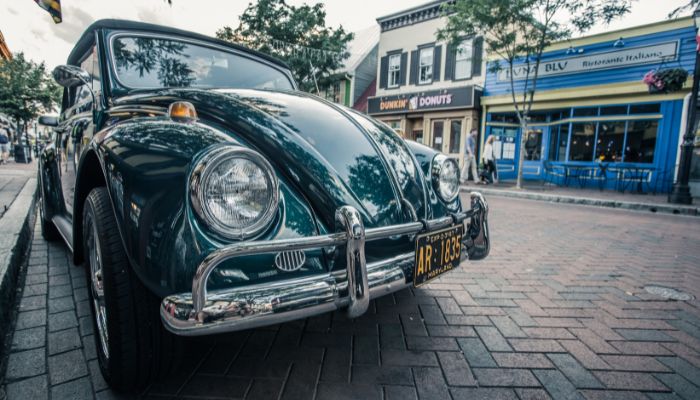 Jak dbać o chromowane elementy w zabytkowym aucie?