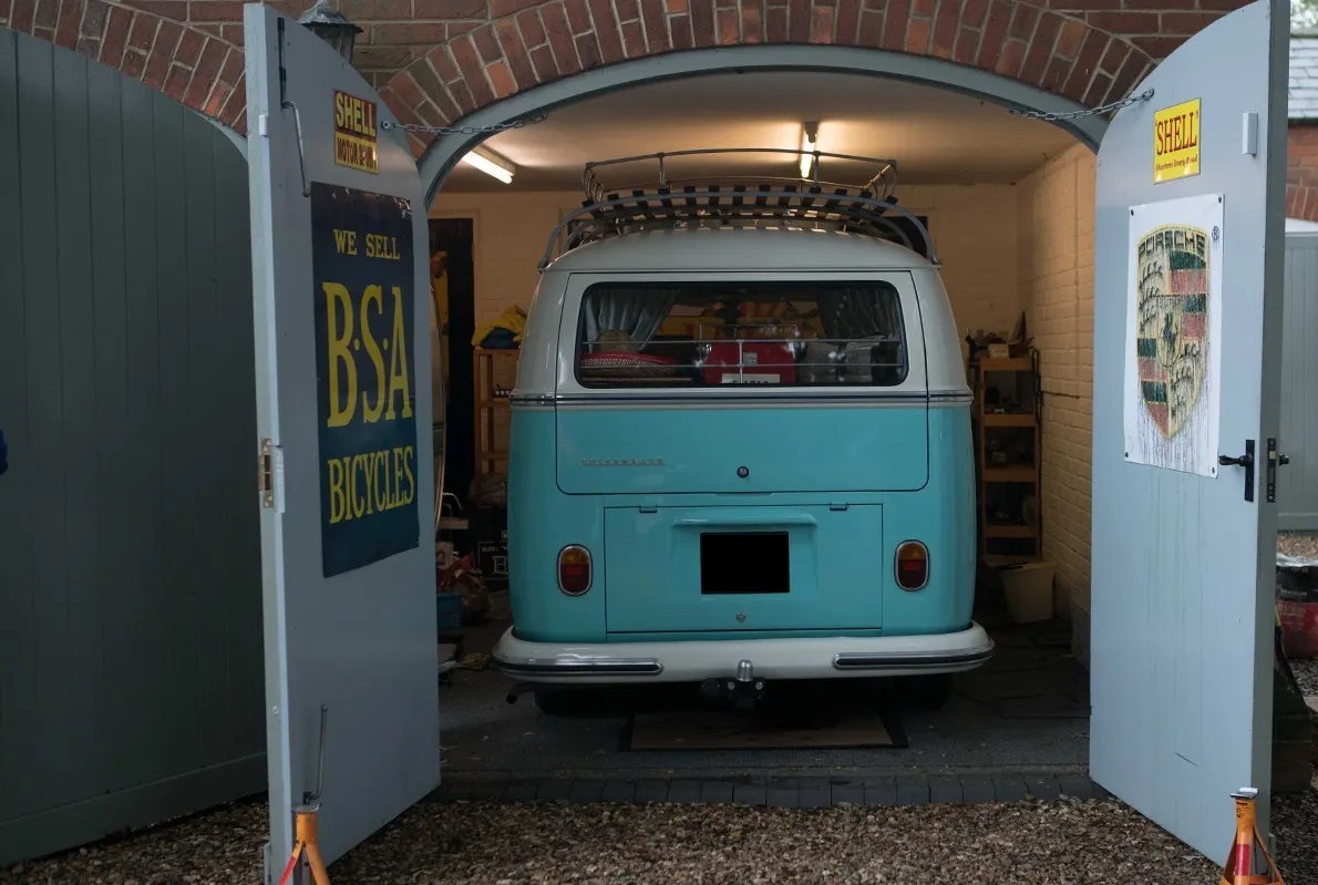 Jak bezpiecznie przechowywać zabytkowy samochód?